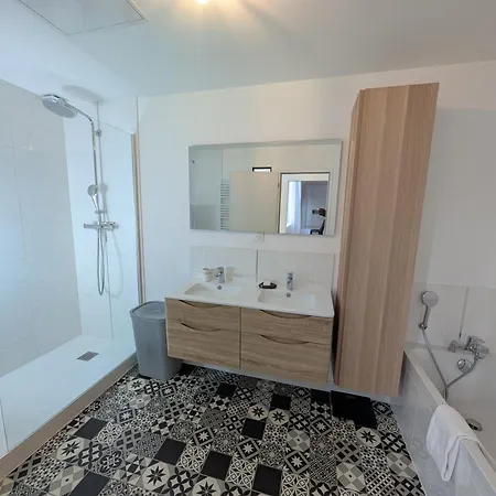 Le Porchaire - 2ch - Elegant Spacieux Et Calme Au Centre De - Futuroscope A 20 Min Apartment *