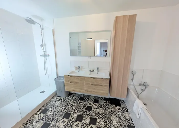 Le Porchaire - 2ch - Elegant Spacieux Et Calme Au Centre De - Futuroscope A 20 Min